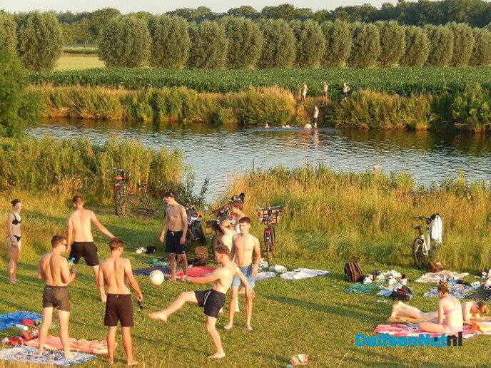 Honderden mensen op Dalfser strand: om 21.00 uur nog - Foto: Willy