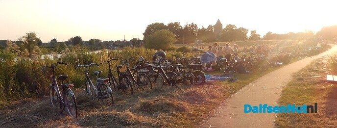 Honderden mensen op Dalfser strand: om 21.00 uur nog - Foto: Willy