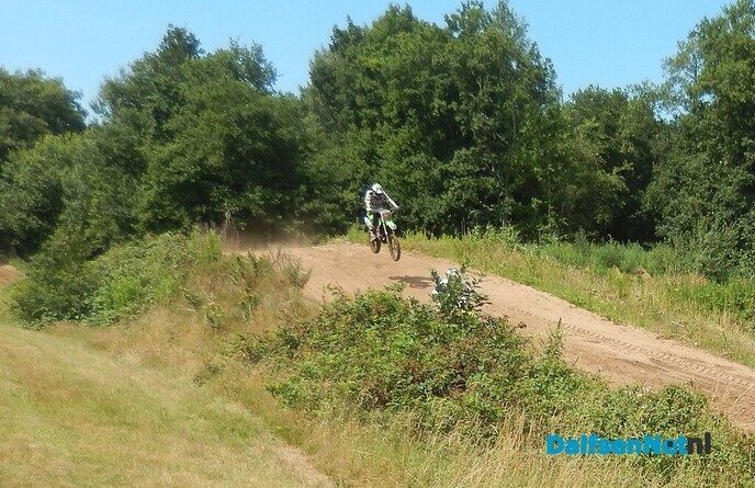 Eens even bij de crossbaan van de Motorclub kijken - Foto: Willy