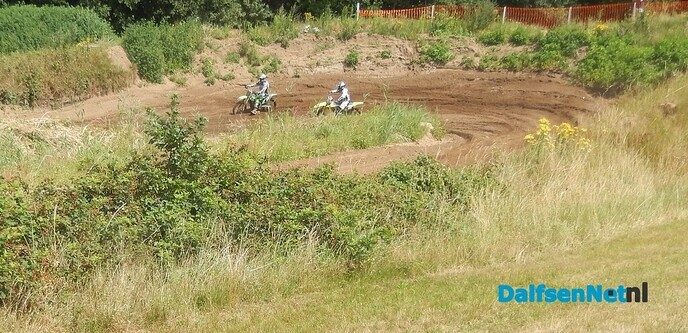 Eens even bij de crossbaan van de Motorclub kijken - Foto: Willy
