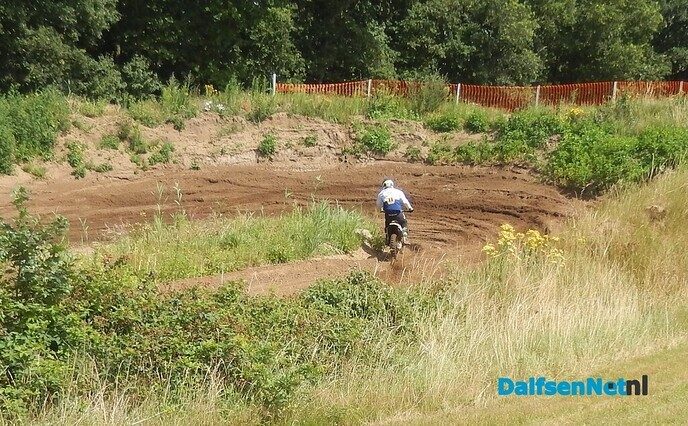 Eens even bij de crossbaan van de Motorclub kijken - Foto: Willy