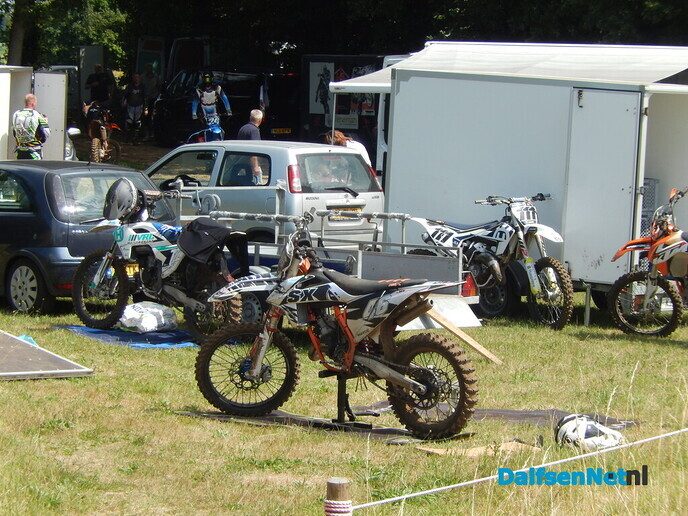 Eens even bij de crossbaan van de Motorclub kijken - Foto: Willy