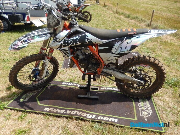 Eens even bij de crossbaan van de Motorclub kijken - Foto: Willy