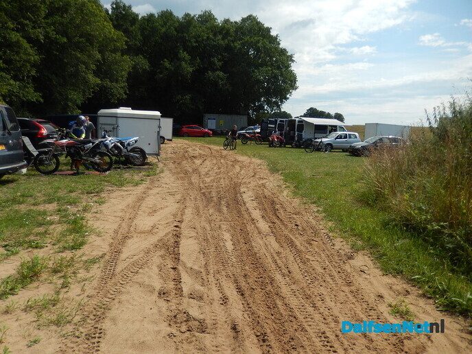 Eens even bij de crossbaan van de Motorclub kijken - Foto: Willy