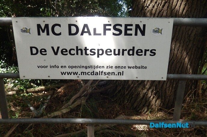 Eens even bij de crossbaan van de Motorclub kijken - Foto: Willy
