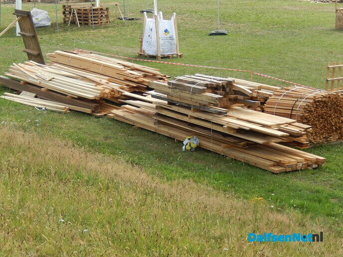 Het hout ligt er klaar voor - Foto: Willy