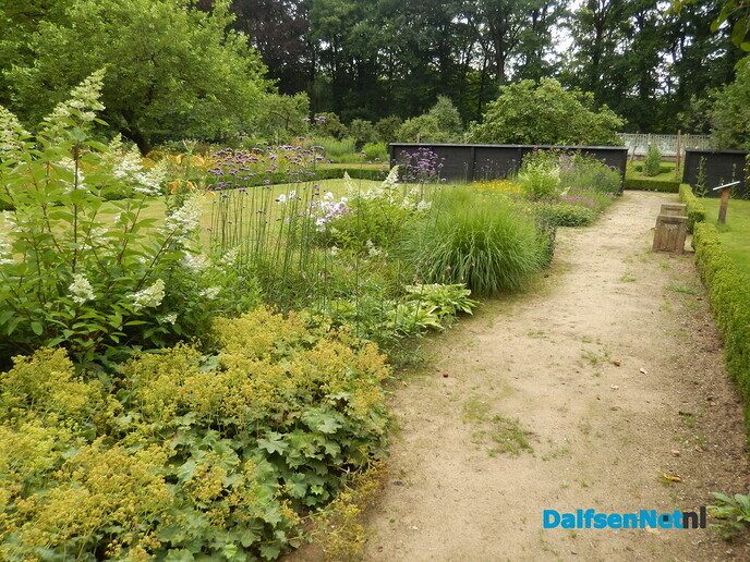 Even in de tuin van Henri kijken - Foto: Willy