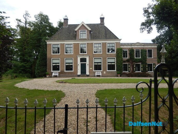 Even in de tuin van Henri kijken - Foto: Willy