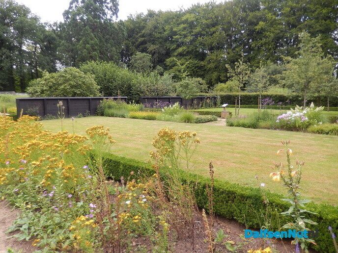 Even in de tuin van Henri kijken - Foto: Willy