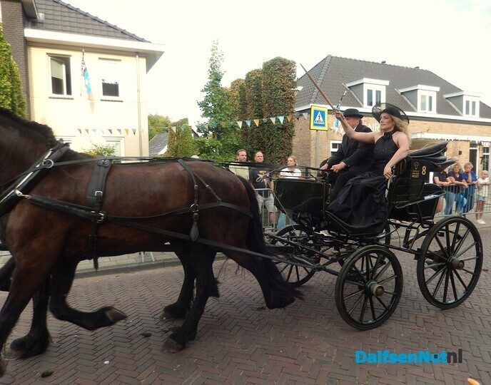 Duizenden bezoekers langs de kant bij van der Most ringsteken - Foto: Willy