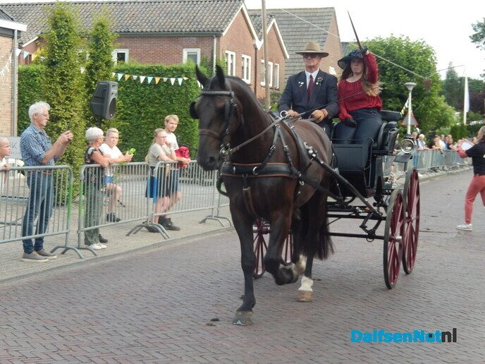 Duizenden bezoekers langs de kant bij van der Most ringsteken - Foto: Willy