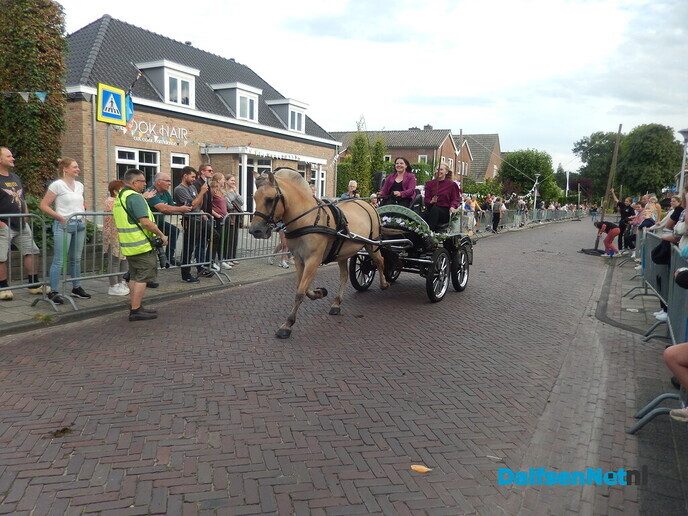 Duizenden bezoekers langs de kant bij van der Most ringsteken - Foto: Willy