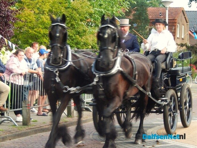 Duizenden bezoekers langs de kant bij van der Most ringsteken - Foto: Willy