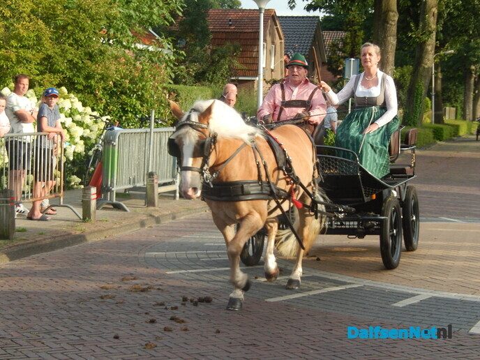 Duizenden bezoekers langs de kant bij van der Most ringsteken - Foto: Willy