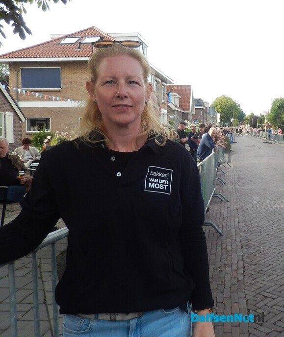 Duizenden bezoekers langs de kant bij van der Most ringsteken - Foto: Willy