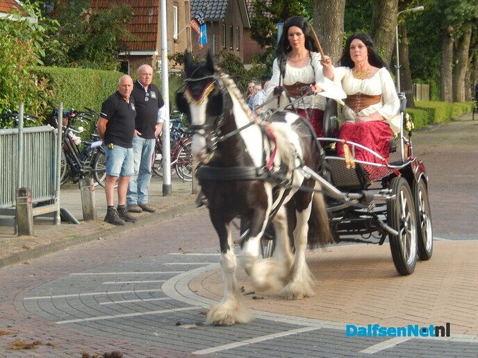 Duizenden bezoekers langs de kant bij van der Most ringsteken - Foto: Willy
