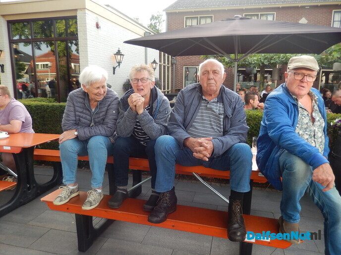Duizenden bezoekers langs de kant bij van der Most ringsteken - Foto: Willy
