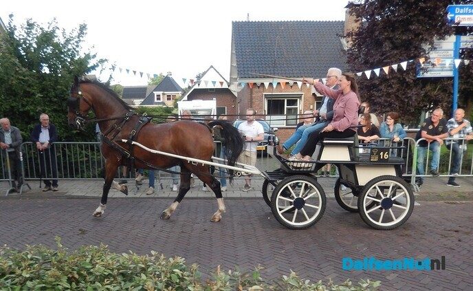 Duizenden bezoekers langs de kant bij van der Most ringsteken - Foto: Willy