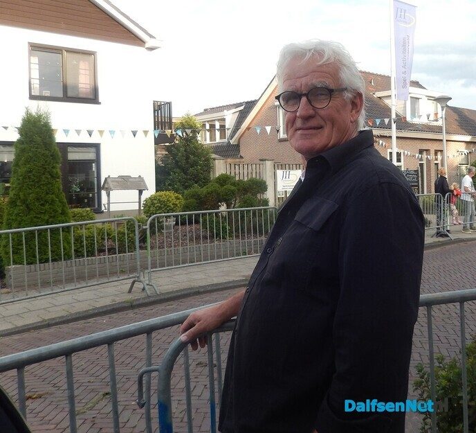 Duizenden bezoekers langs de kant bij van der Most ringsteken - Foto: Willy