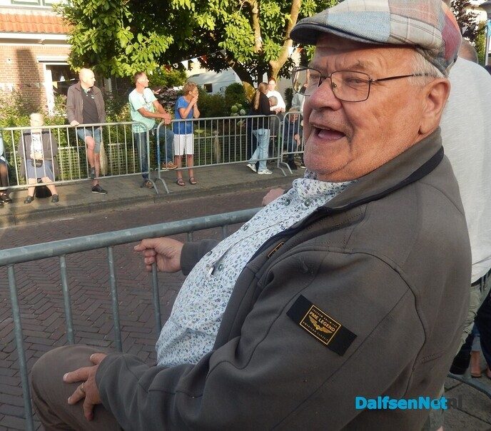 Duizenden bezoekers langs de kant bij van der Most ringsteken - Foto: Willy