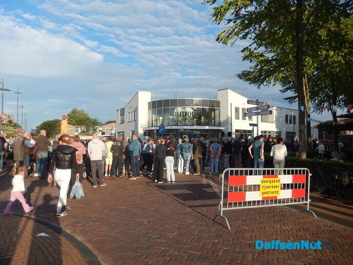 Duizenden bezoekers langs de kant bij van der Most ringsteken - Foto: Willy