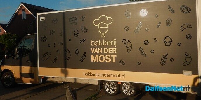 Duizenden bezoekers langs de kant bij van der Most ringsteken - Foto: Willy