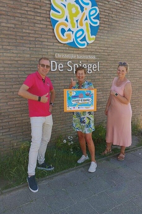 Kindertas krijgt cheque overhandigt vanuit De Spiegel - Foto: Ingezonden foto