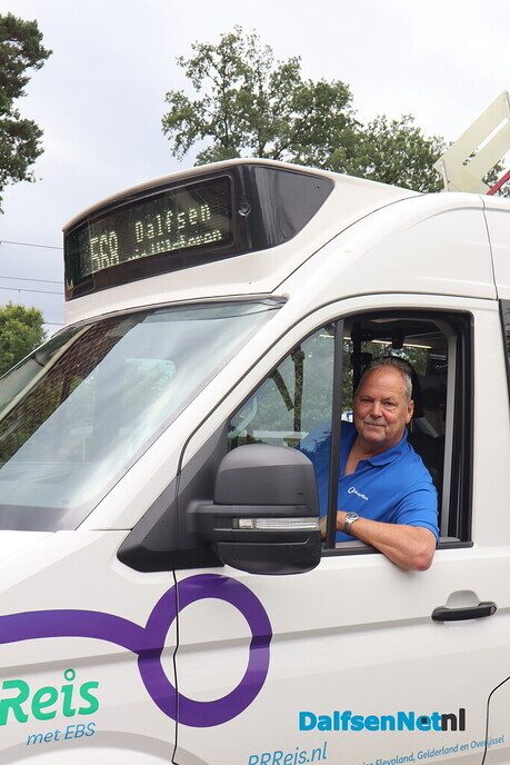 Met Jan Kok rijden door Vechtdal in de buurtbus - Foto: Art de Ruiter