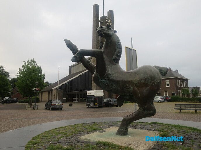 Het paard wijst de wandelrichting aan via de Koningsweg - Foto: Wim