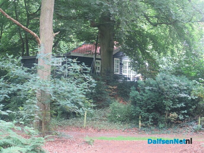 Het paard wijst de wandelrichting aan via de Koningsweg - Foto: Wim