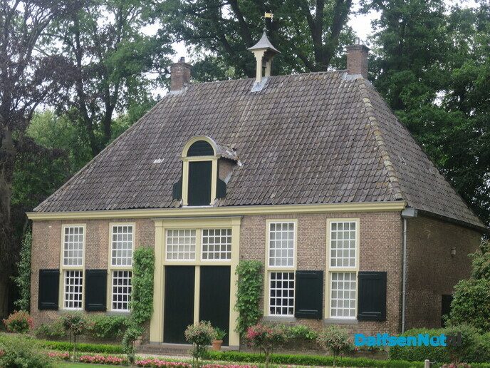 Het paard wijst de wandelrichting aan via de Koningsweg - Foto: Wim