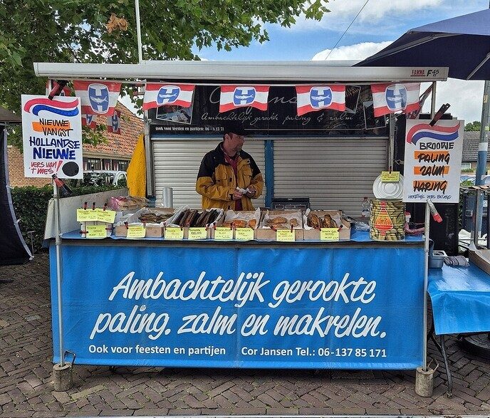 Bijen Nar in winkelstraat - Foto: Femmie Smink