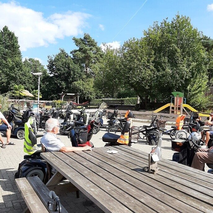 Dalfser scootmobielers op bezoek bij Calluna - Foto: Ingezonden foto
