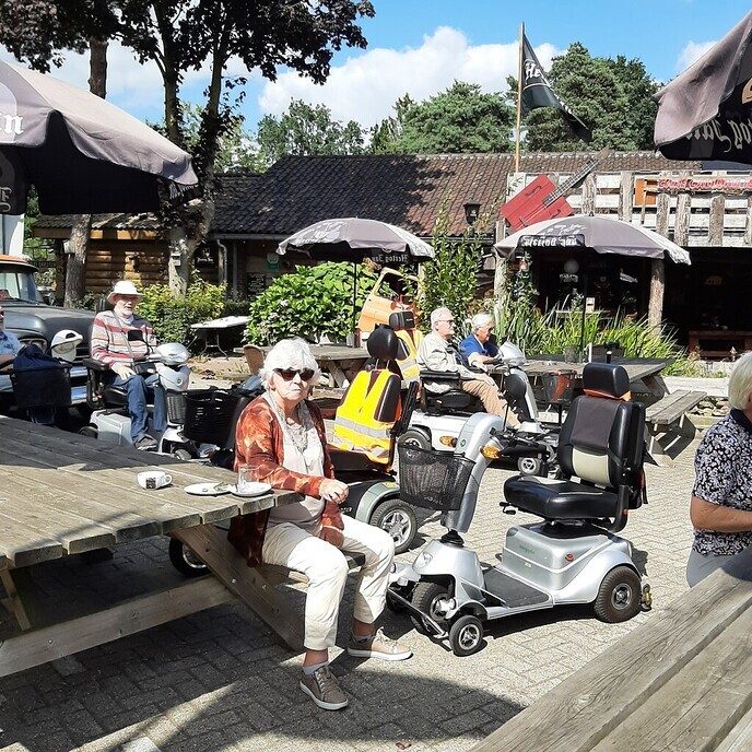 Dalfser scootmobielers op bezoek bij Calluna - Foto: Ingezonden foto