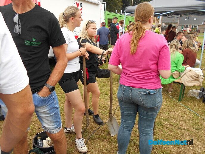 En nu het meest spectaculaire onderdeel van vandaag in Luttenberg; gat graam - Foto: Willy