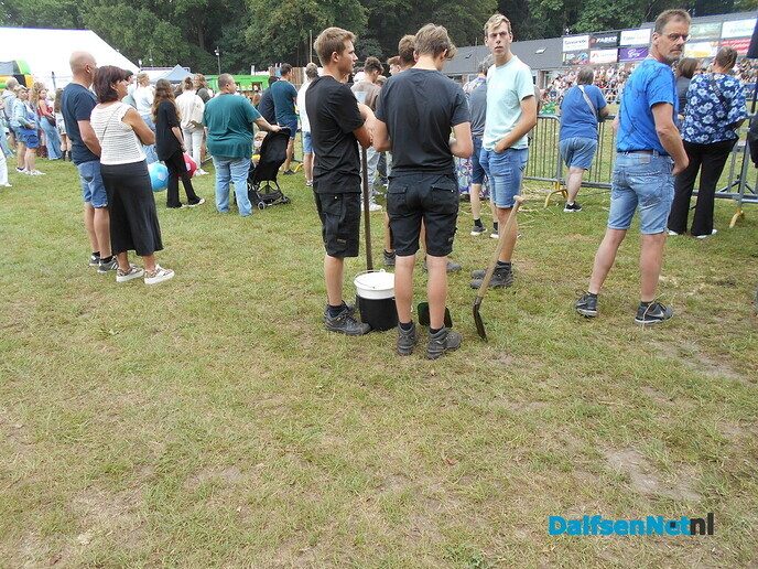 En nu het meest spectaculaire onderdeel van vandaag in Luttenberg; gat graam - Foto: Willy