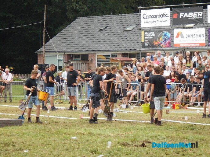 En nu het meest spectaculaire onderdeel van vandaag in Luttenberg; gat graam - Foto: Willy