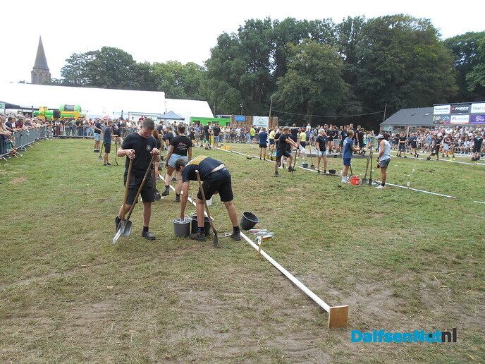 En nu het meest spectaculaire onderdeel van vandaag in Luttenberg; gat graam - Foto: Willy