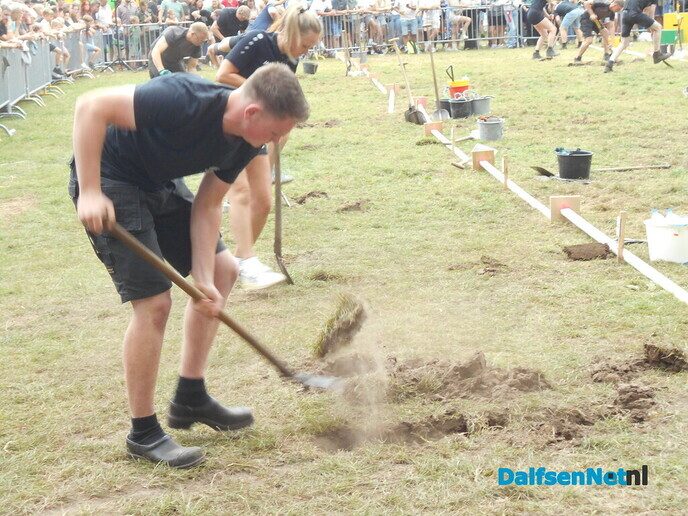 En nu het meest spectaculaire onderdeel van vandaag in Luttenberg; gat graam - Foto: Willy