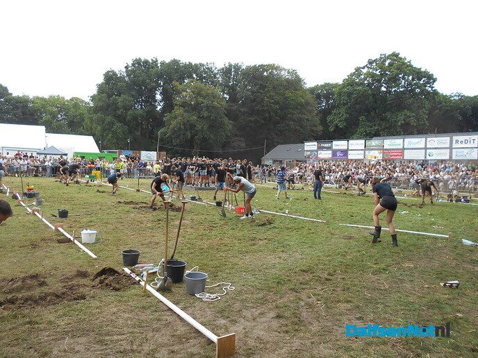 En nu het meest spectaculaire onderdeel van vandaag in Luttenberg; gat graam - Foto: Willy