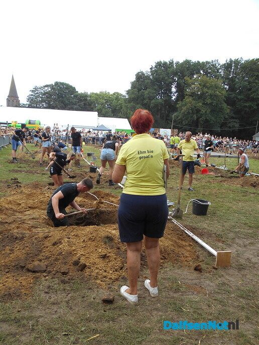 En nu het meest spectaculaire onderdeel van vandaag in Luttenberg; gat graam - Foto: Willy
