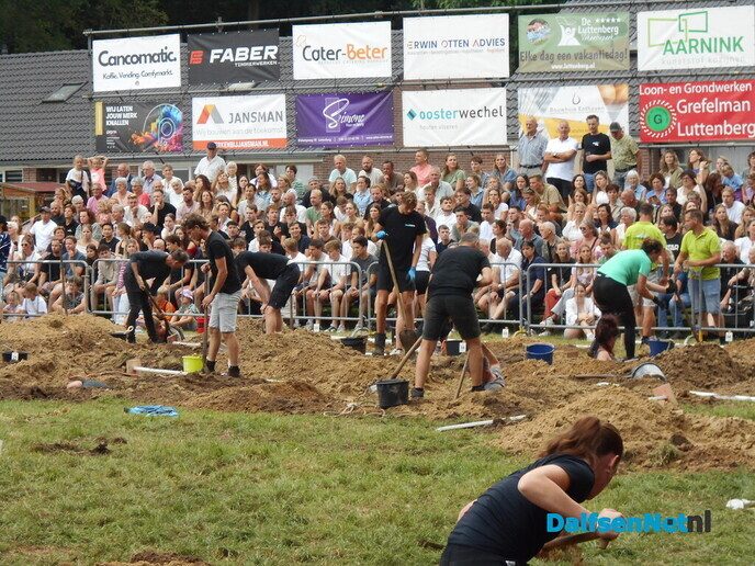 En nu het meest spectaculaire onderdeel van vandaag in Luttenberg; gat graam - Foto: Willy