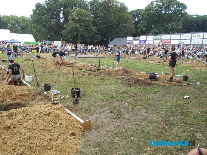 En nu het meest spectaculaire onderdeel van vandaag in Luttenberg; gat graam - Foto: Willy