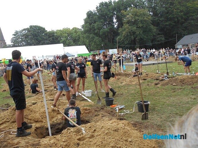 En nu het meest spectaculaire onderdeel van vandaag in Luttenberg; gat graam - Foto: Willy