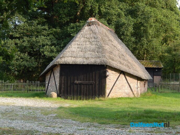 De huizen aan de weg in Beerze zijn wel heel bijzonder - Foto: Willy