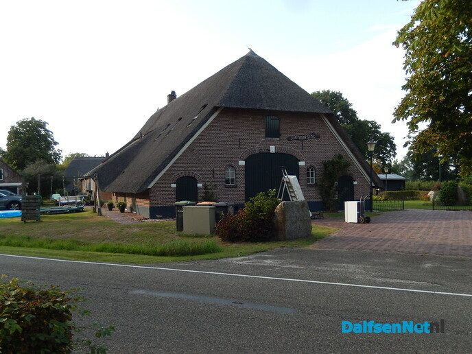 De huizen aan de weg in Beerze zijn wel heel bijzonder - Foto: Willy