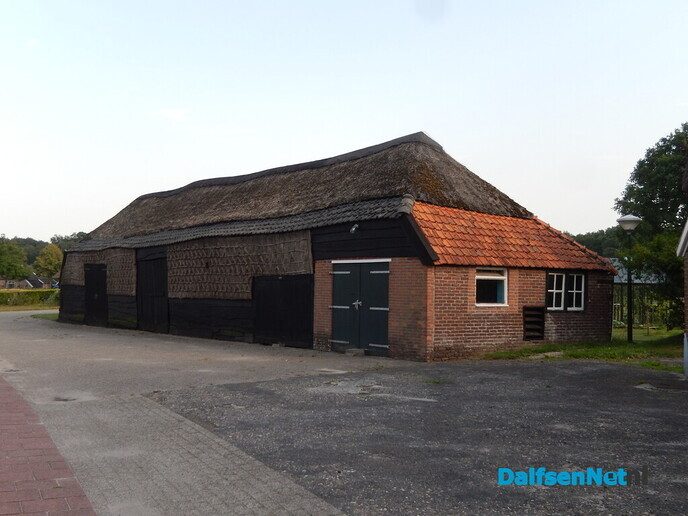 De huizen aan de weg in Beerze zijn wel heel bijzonder - Foto: Willy