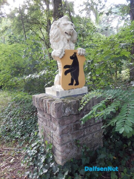 De huizen aan de weg in Beerze zijn wel heel bijzonder - Foto: Willy