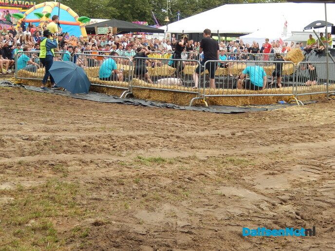 Zwientie tikken wat een belangstelling, wat een volk en wat een schik - Foto: Willy