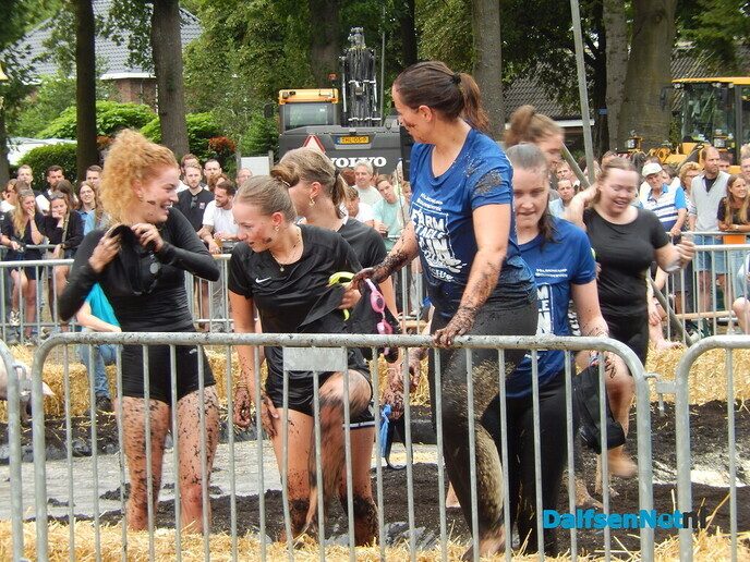 Zwientie tikken wat een belangstelling, wat een volk en wat een schik - Foto: Willy